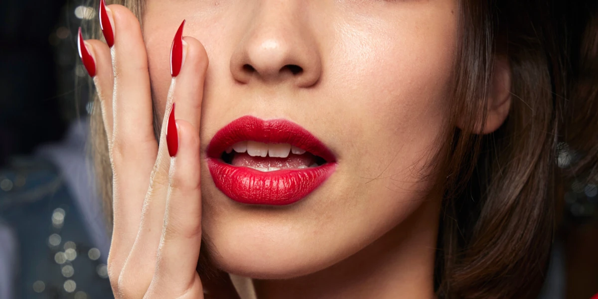 Crvena manikura je i ove godine naš blagdanski favorit