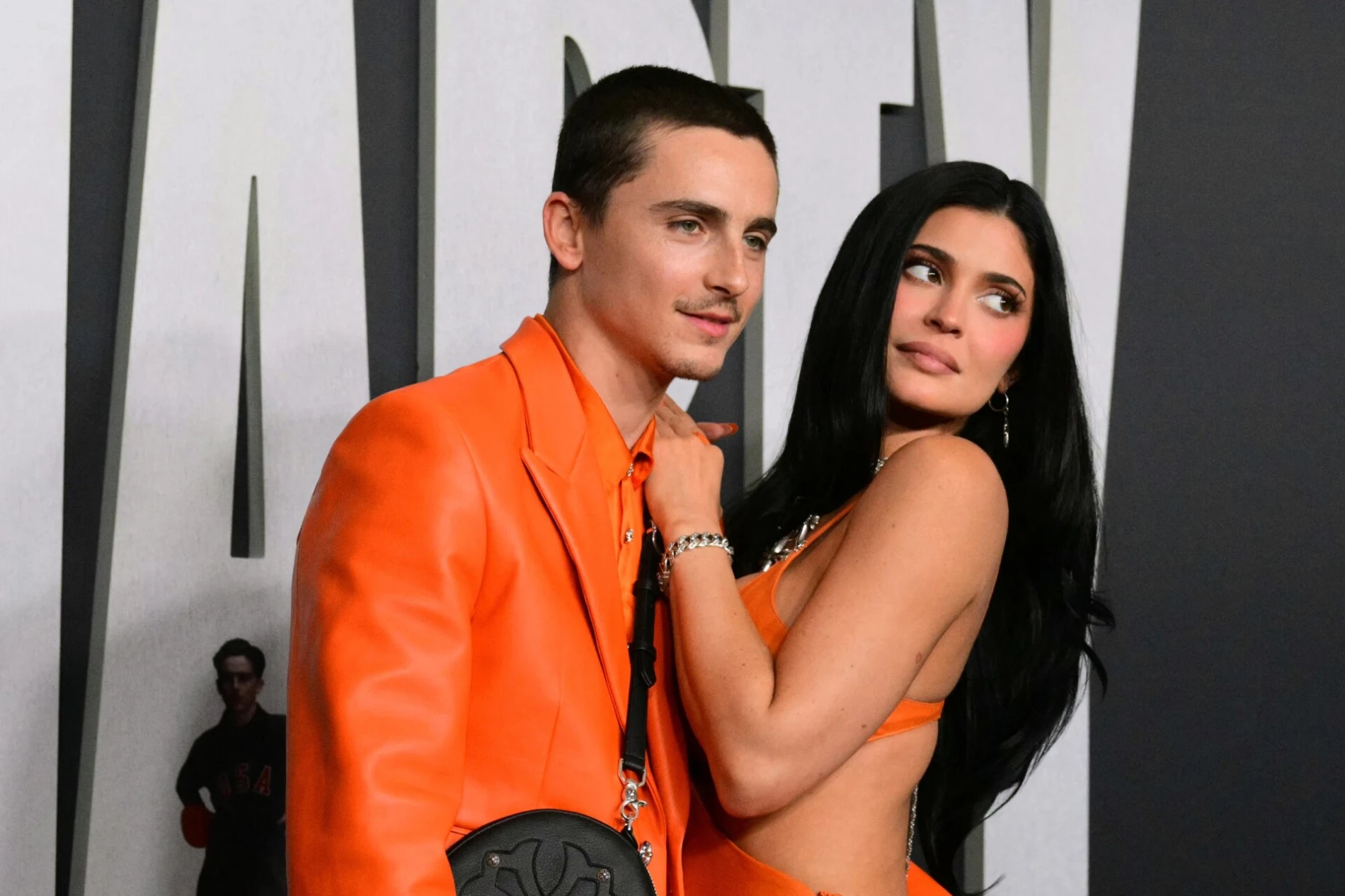 Kylie Jenner i Timoth&eacute;e Chalamet zablistali u usklađenim narančastim kombinacijama