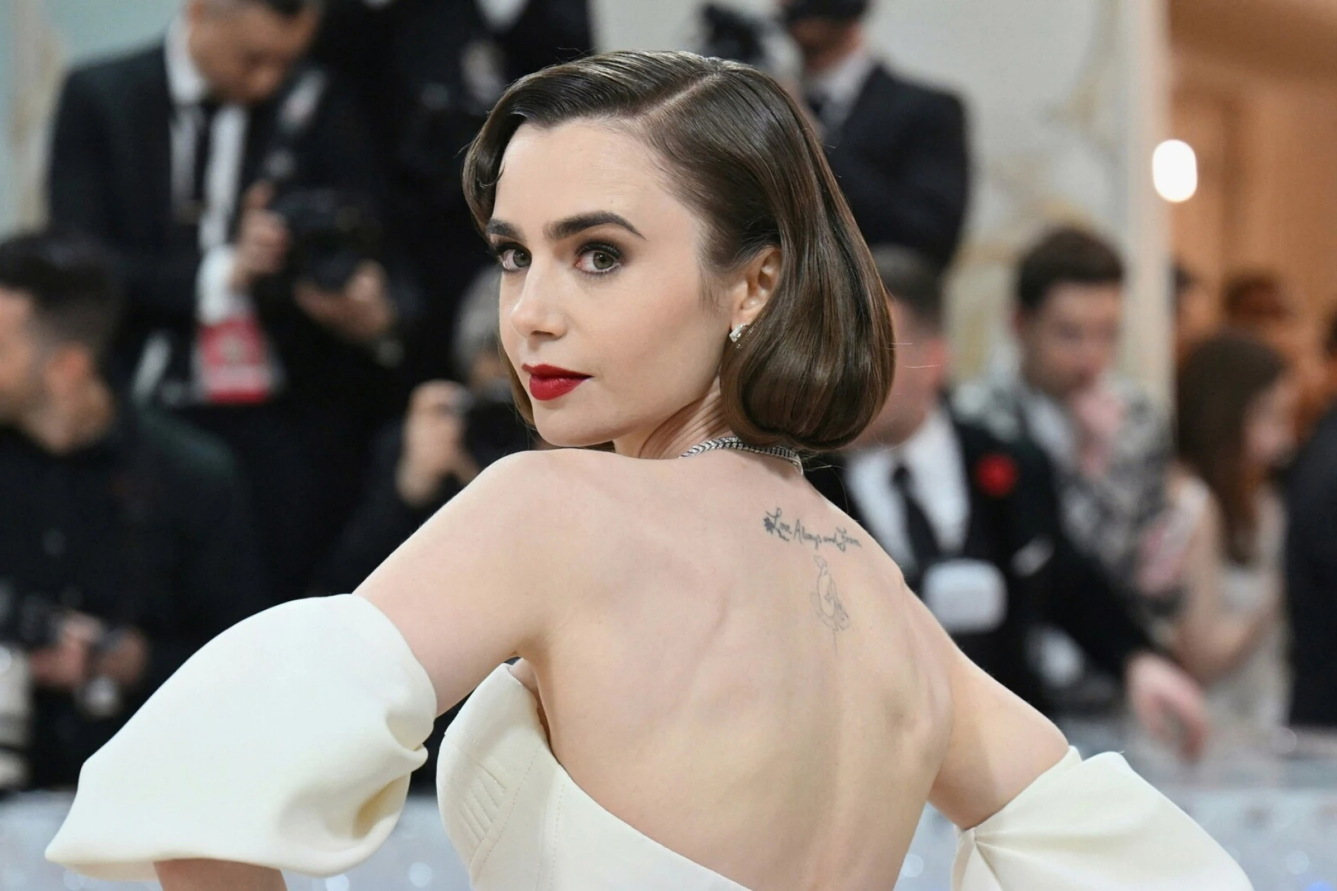 2025. je definitivno godina Lily Collins: Od majčinstva do povratka u kultnu seriju