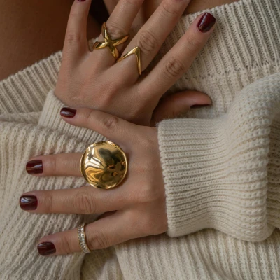 Ovih blagdana obožavamo bordo manikuru s raznolikim teksturama