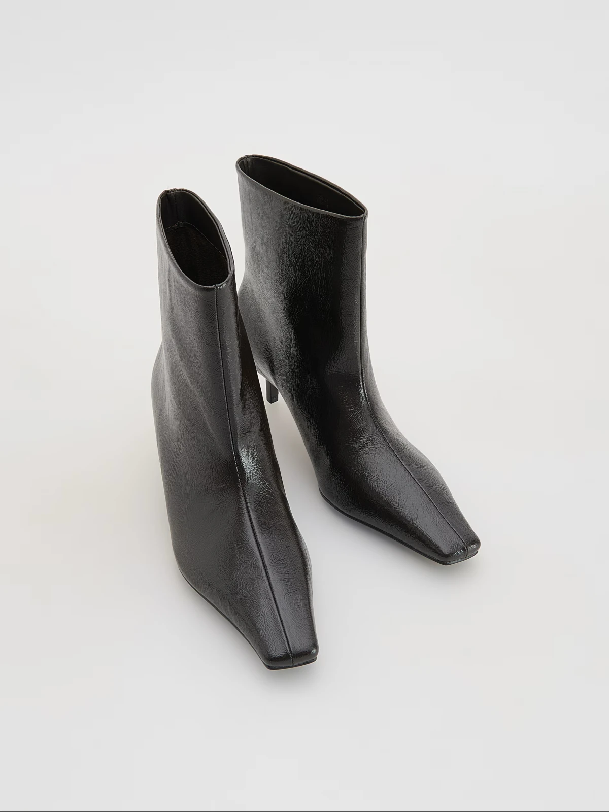 Prona&scaron;li smo 12 modela crnih gležnjača s visokom petom do 50 eura