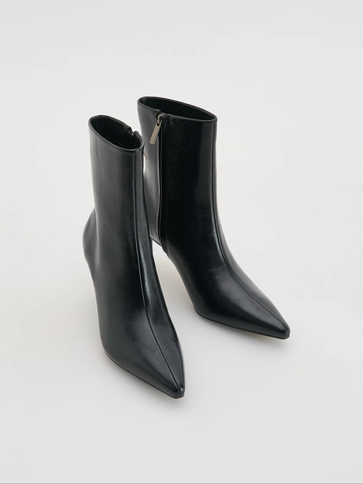 Prona&scaron;li smo 12 modela crnih gležnjača s visokom petom do 50 eura