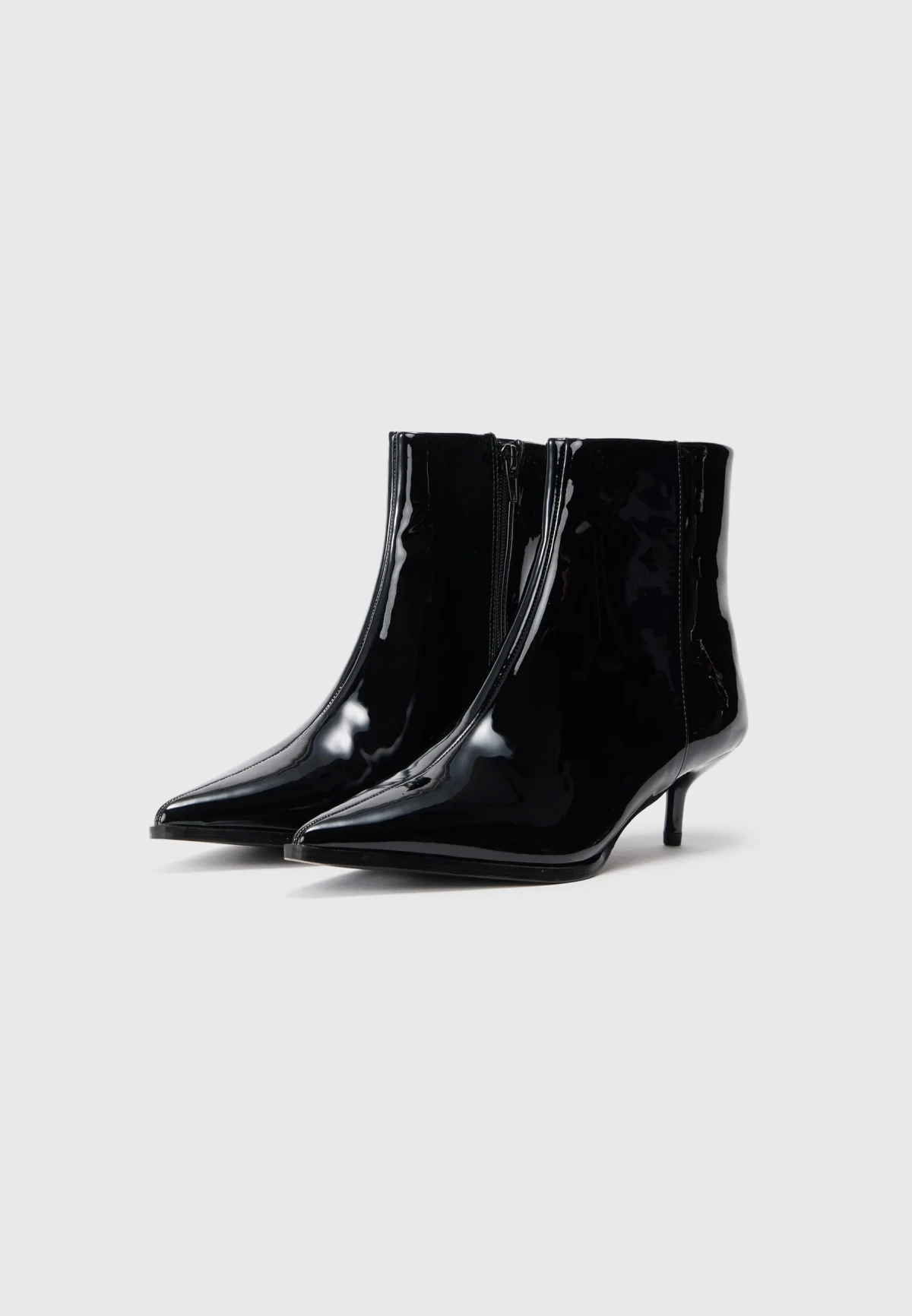 Prona&scaron;li smo 12 modela crnih gležnjača s visokom petom do 50 eura