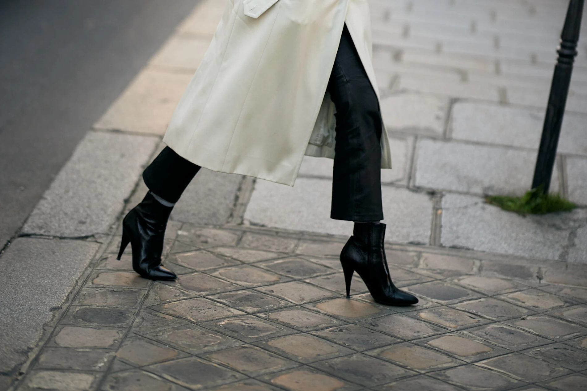 Prona&scaron;li smo 12 modela crnih gležnjača s visokom petom do 50 eura