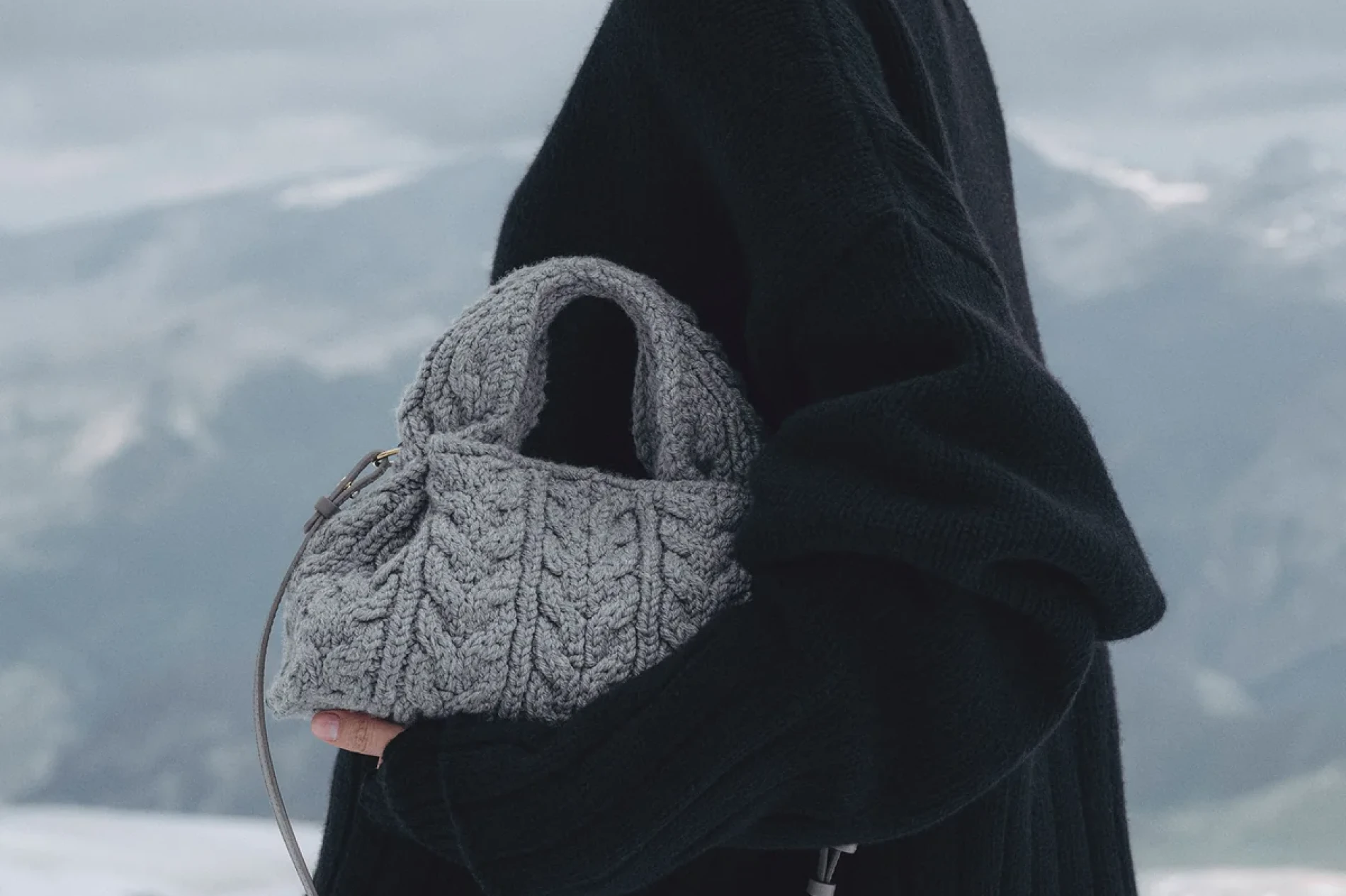 Pol&egrave;ne torbe obožavaju brojne it djevojke, a nama se posebno sviđaju njihovi pleteni modeli