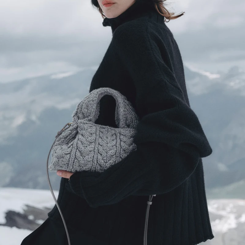 Pol&egrave;ne torbe obožavaju brojne it djevojke, a nama se posebno sviđaju njihovi pleteni modeli