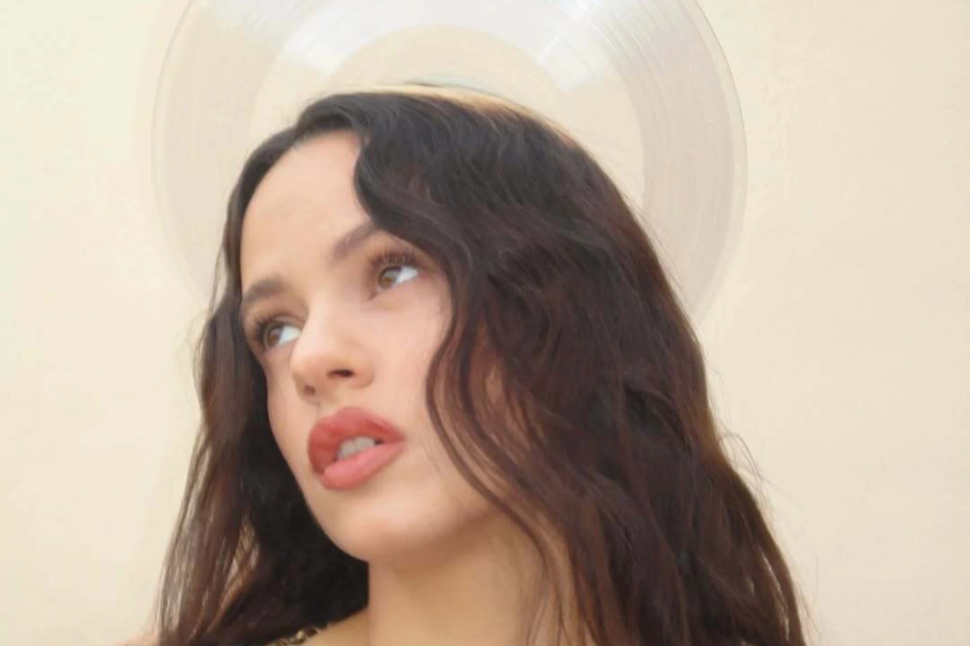 Moda, borba i emocije: Rosal&iacute;a predstavila spektakularan spot za &bdquo;La Perla&ldquo;