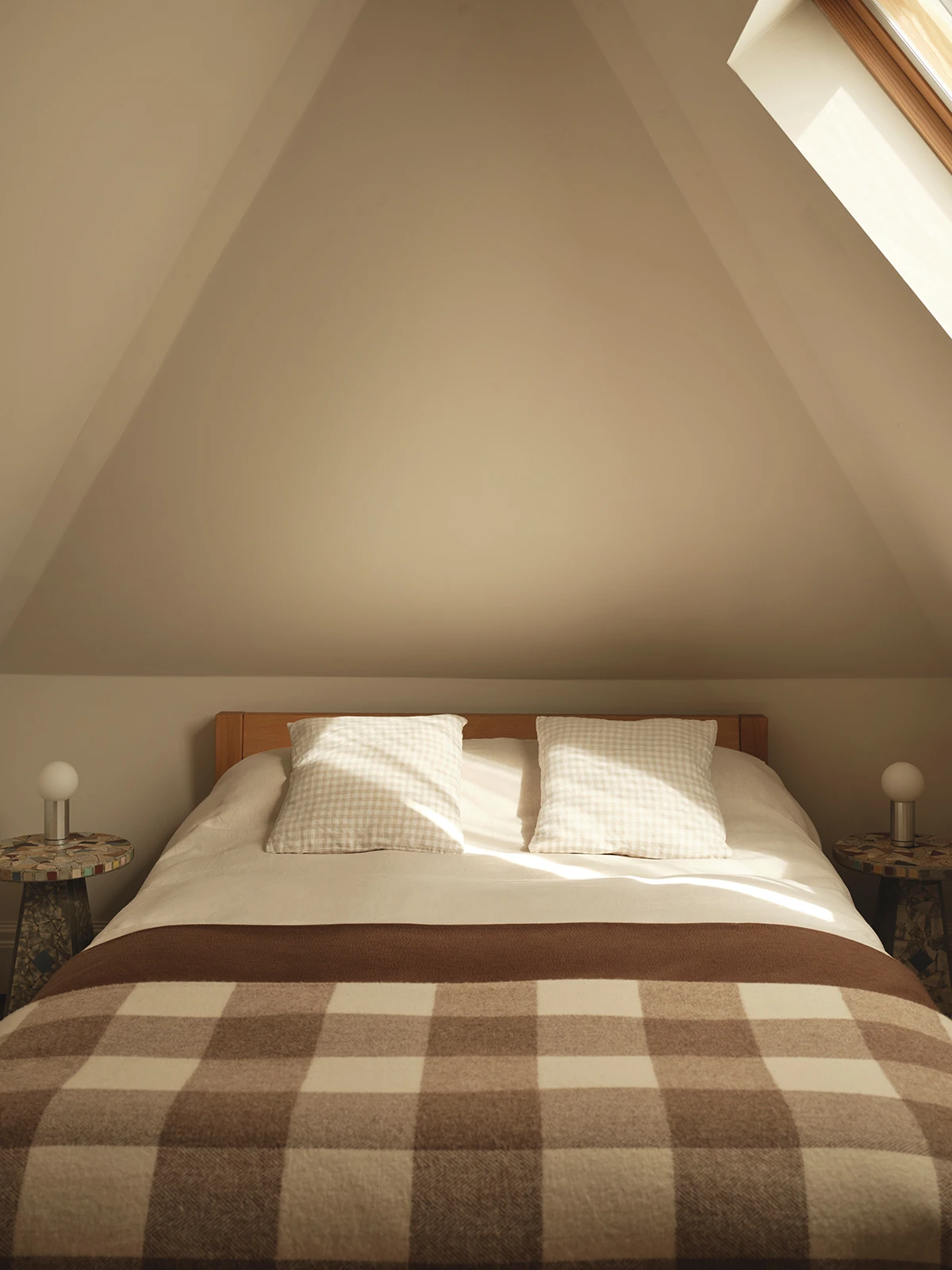 Zavirili smo u stan poznatog britanskog kreativca čije su nas božićne dekoracije odu&scaron;evile