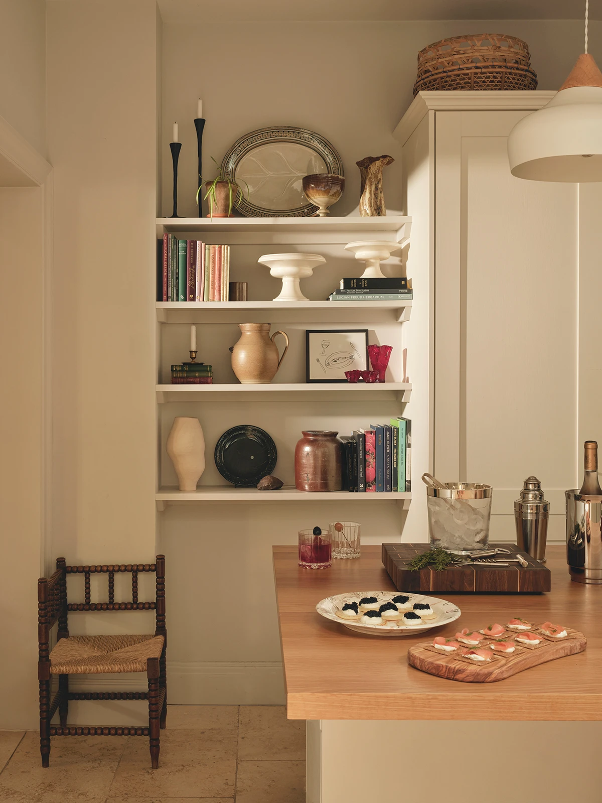 Zavirili smo u stan poznatog britanskog kreativca čije su nas božićne dekoracije odu&scaron;evile