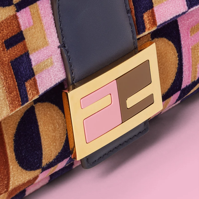 Kultna Fendi torbica dobila je svoju Emily u Parizu verziju