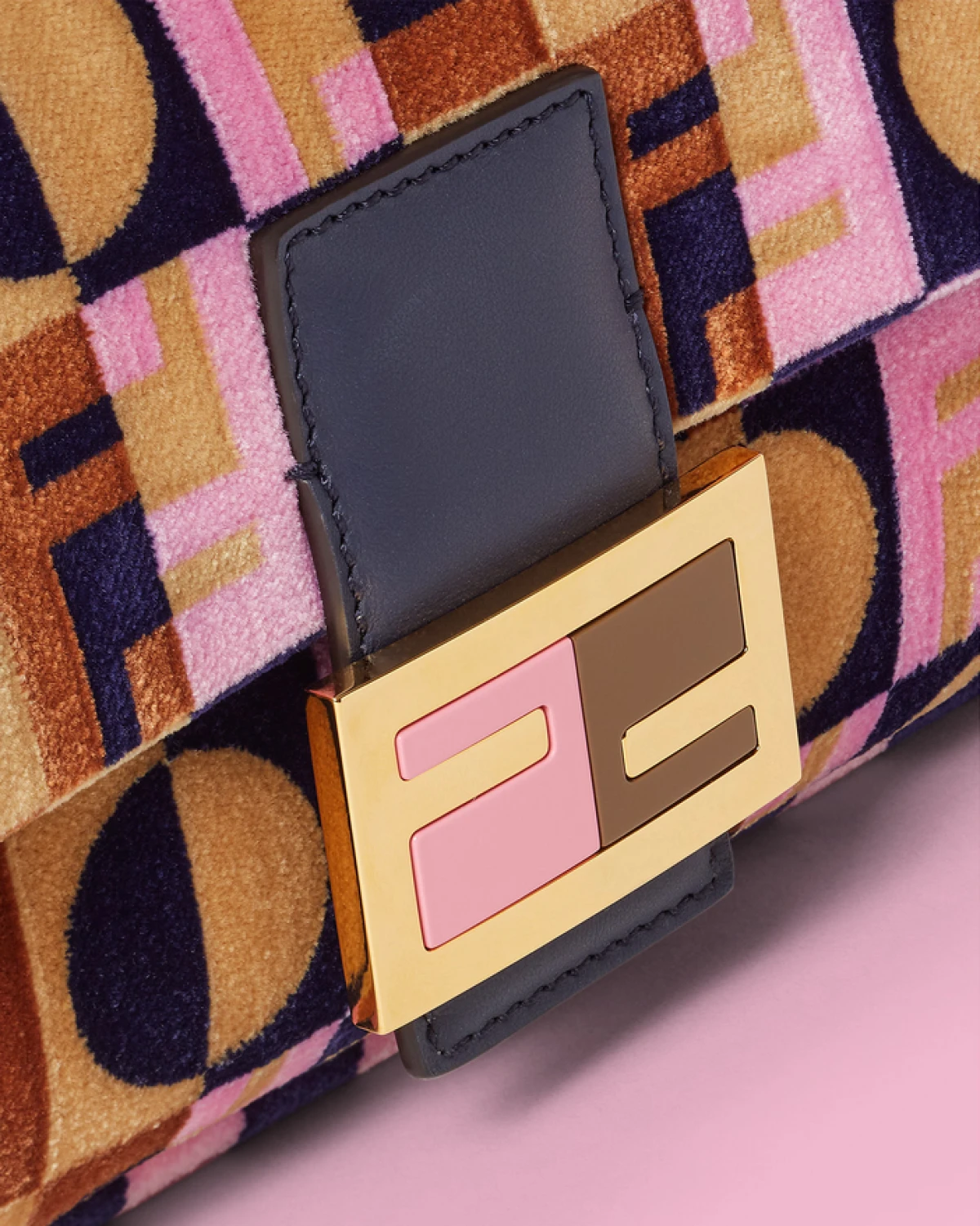 Kultna Fendi torbica dobila je svoju Emily u Parizu verziju