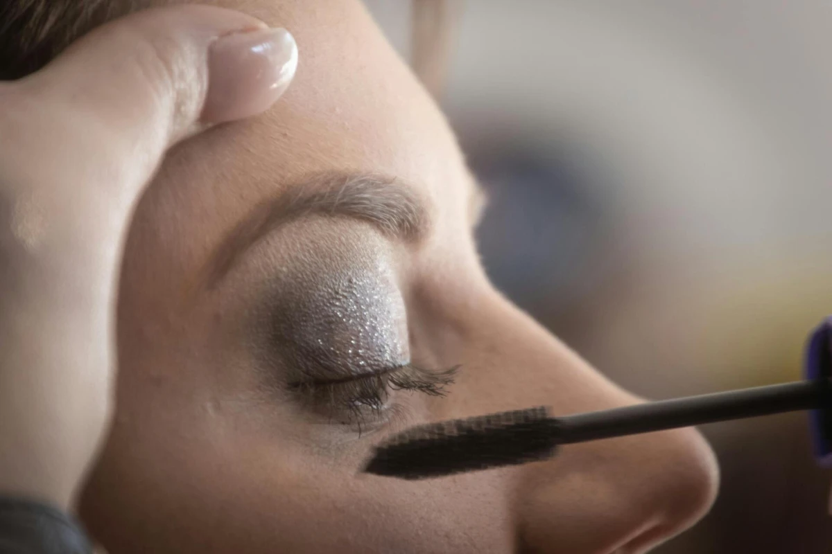 Glitter u fokusu: Kako postići savr&scaron;en make-up za najsjajniju noć u godini