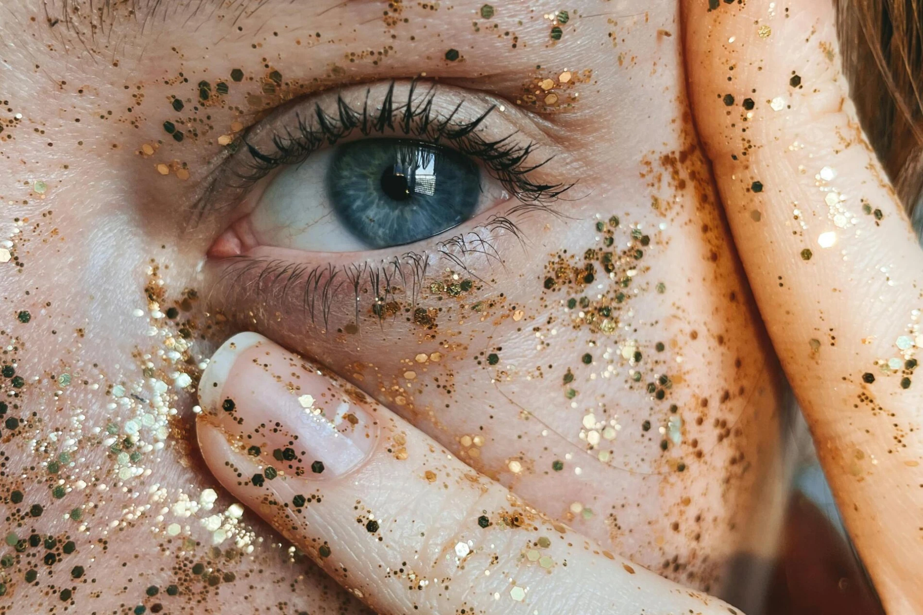 Glitter u fokusu: Kako postići savr&scaron;en make-up za najsjajniju noć u godini