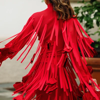 8 komada u crvenoj boji koje kupujemo na sniženju, a nosimo na Novu godinu