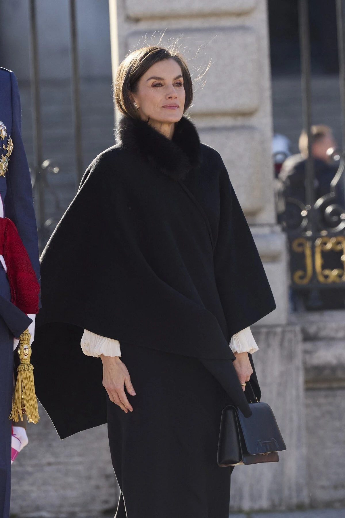 Kraljica Letizia u jednom od najelegantnijih outfita do sada nas je podsjetila za&scaron;to volimo pelerine
