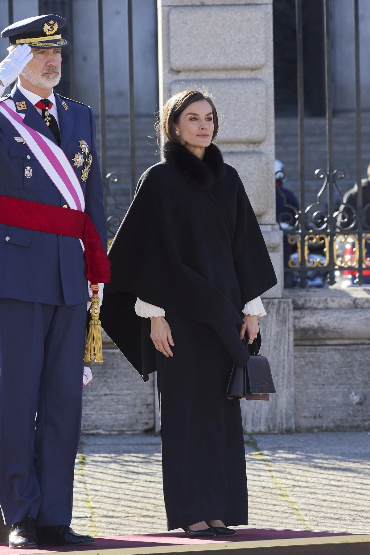 Kraljica Letizia u jednom od najelegantnijih outfita do sada nas je podsjetila za&scaron;to volimo pelerine