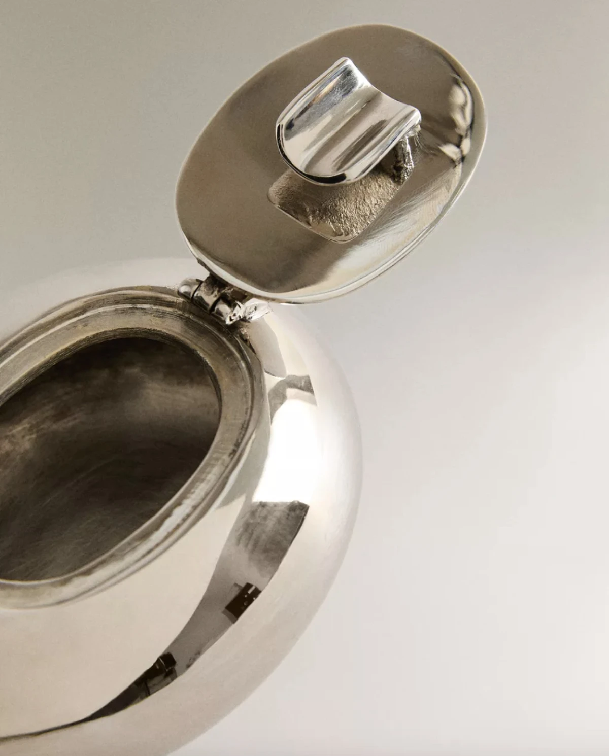 Za&scaron;to svi pričaju o metalnom posuđu iz Zara Homea? Ovo su najbolji komadi koji izgledaju skuplje nego &scaron;to jesu