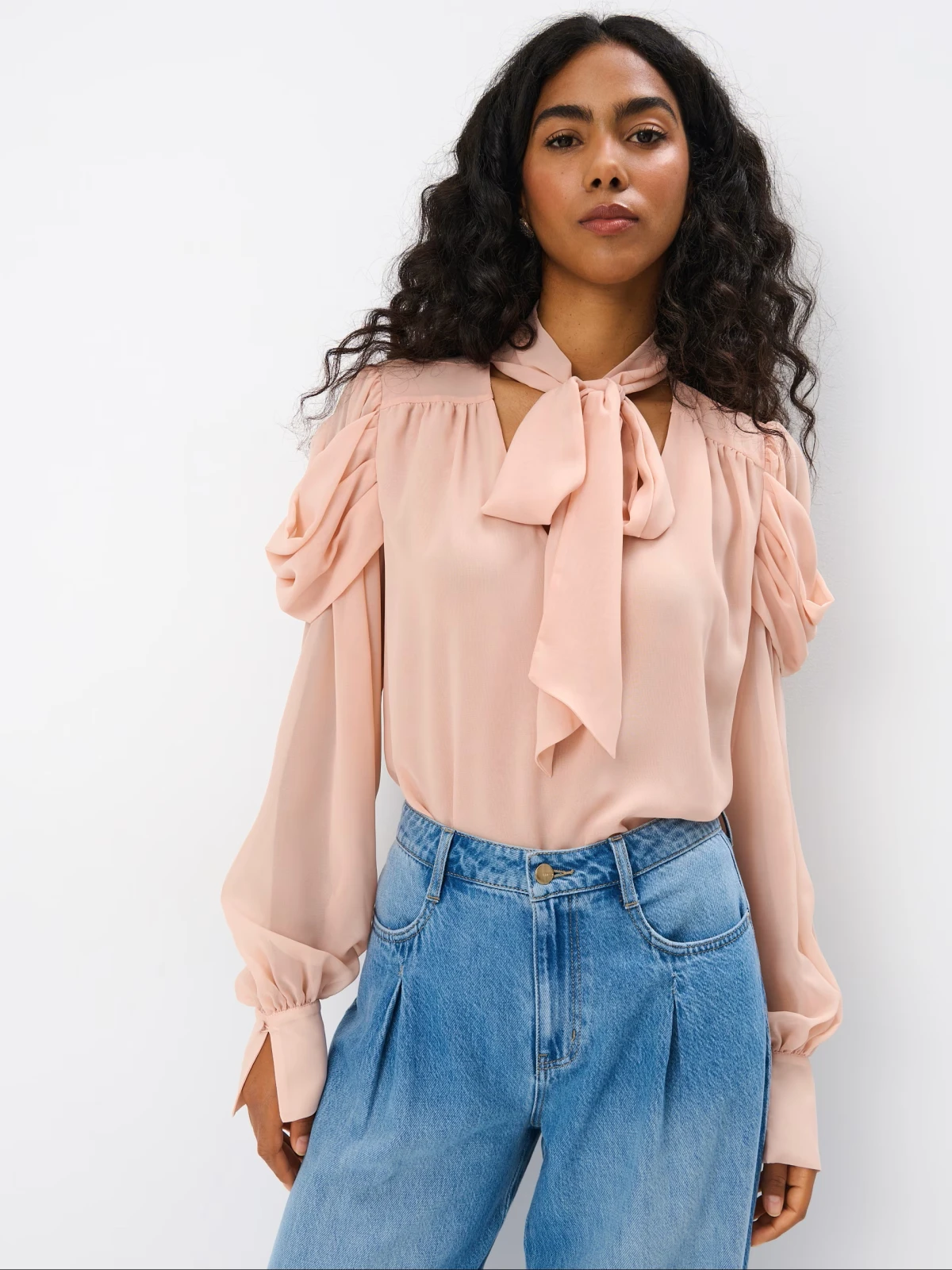 Istražili smo ponudu u novim kolekcijama i primjetili jedan model bluze kao potencijalni trend