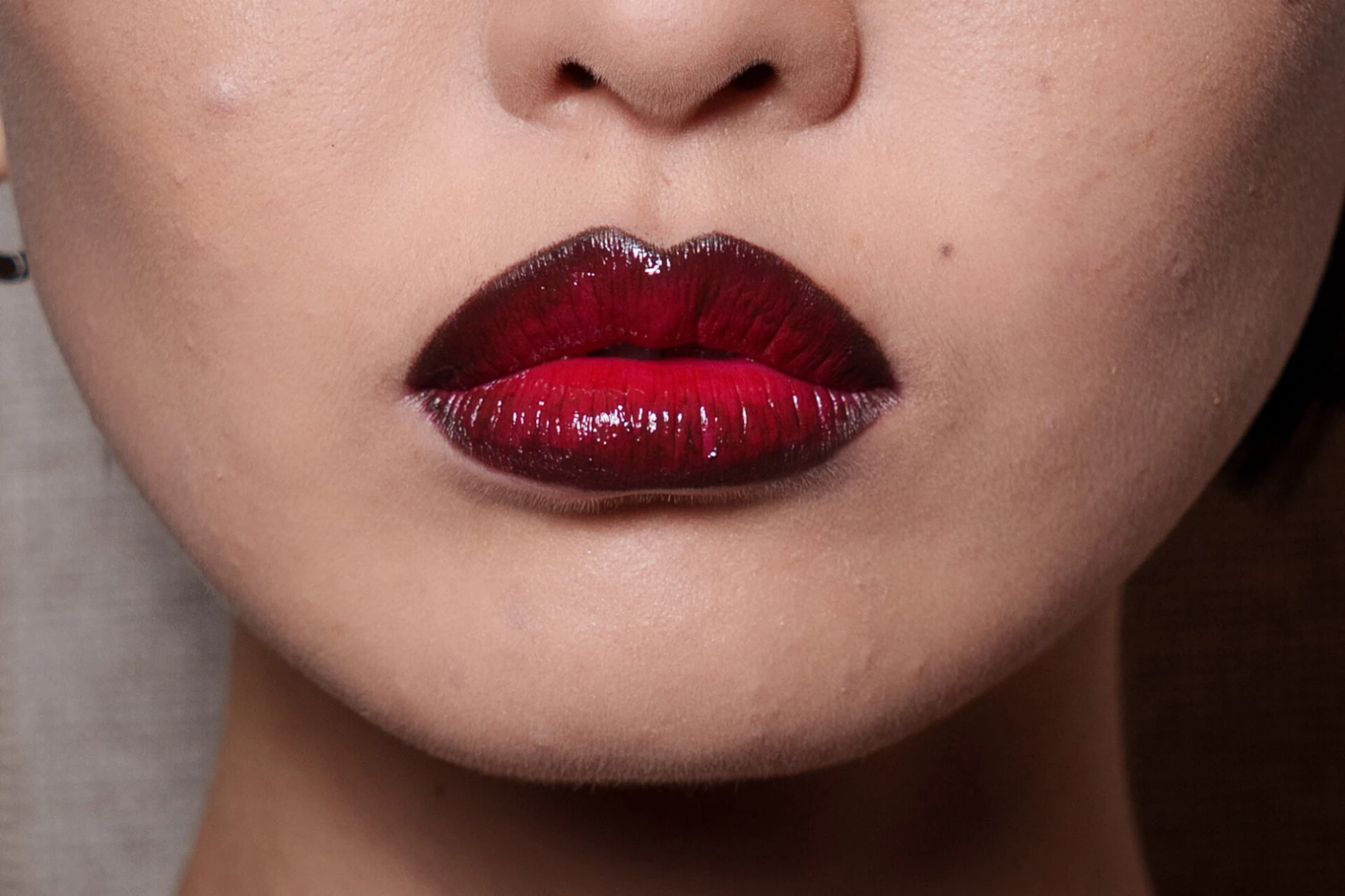 Za&scaron;to svi na TikToku govore o crno-crvenom make-up stilu?