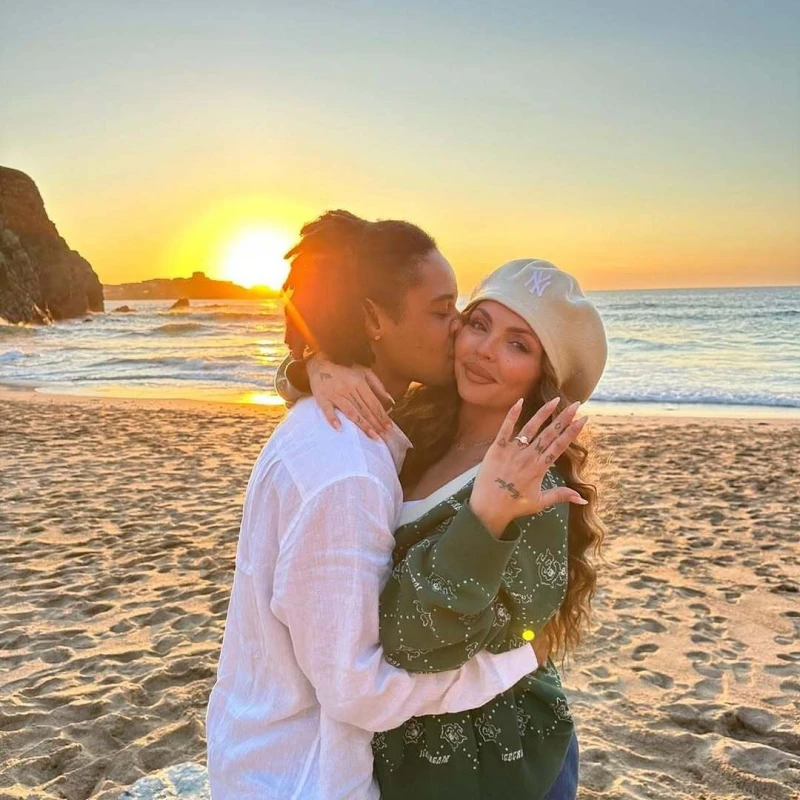 Jesy Nelson prekinula zaruke nakon dijagnoze te&scaron;ke bolesti njezinih blizanki