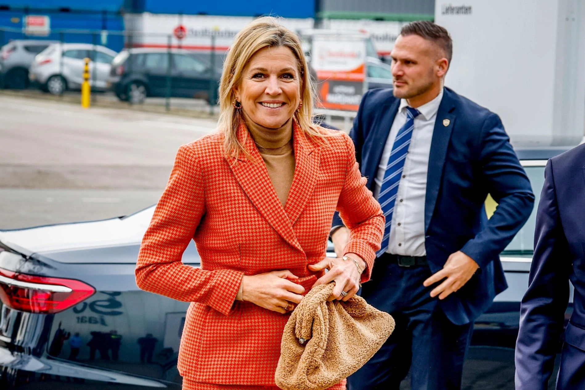 Look dana: Kraljica Maxima u narančastom odijelu i Mango torbom