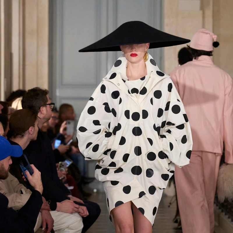 Jacquemus revija za jesen/zimu 2026. odlično spaja vintage estetiku i potpis brenda