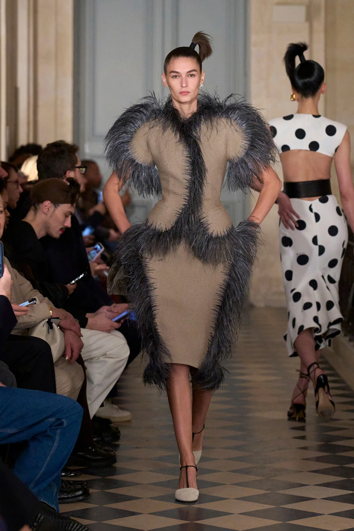 Jacquemus revija za jesen/zimu 2026. odlično spaja vintage estetiku i potpis brenda