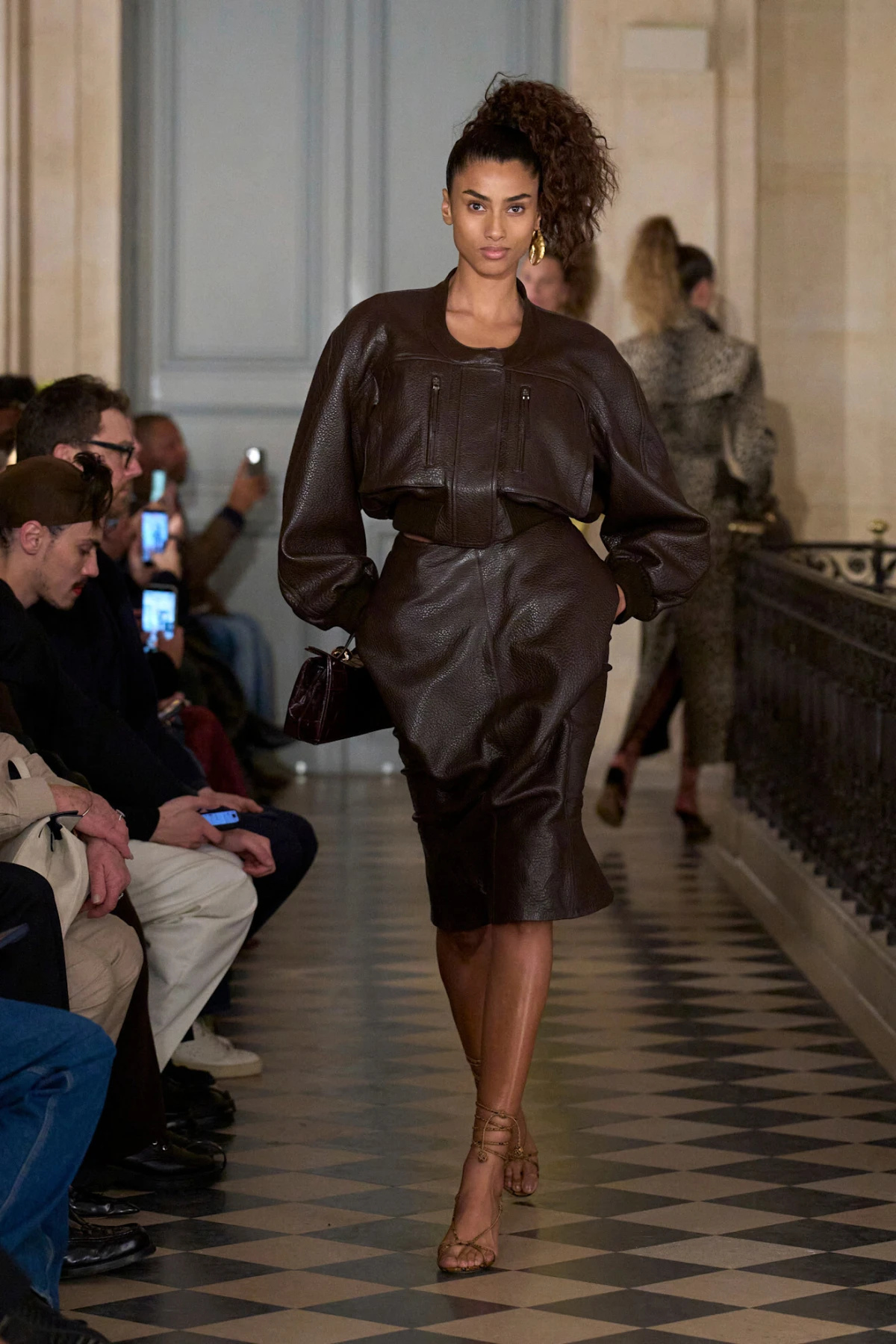 Jacquemus revija za jesen/zimu 2026. odlično spaja vintage estetiku i potpis brenda