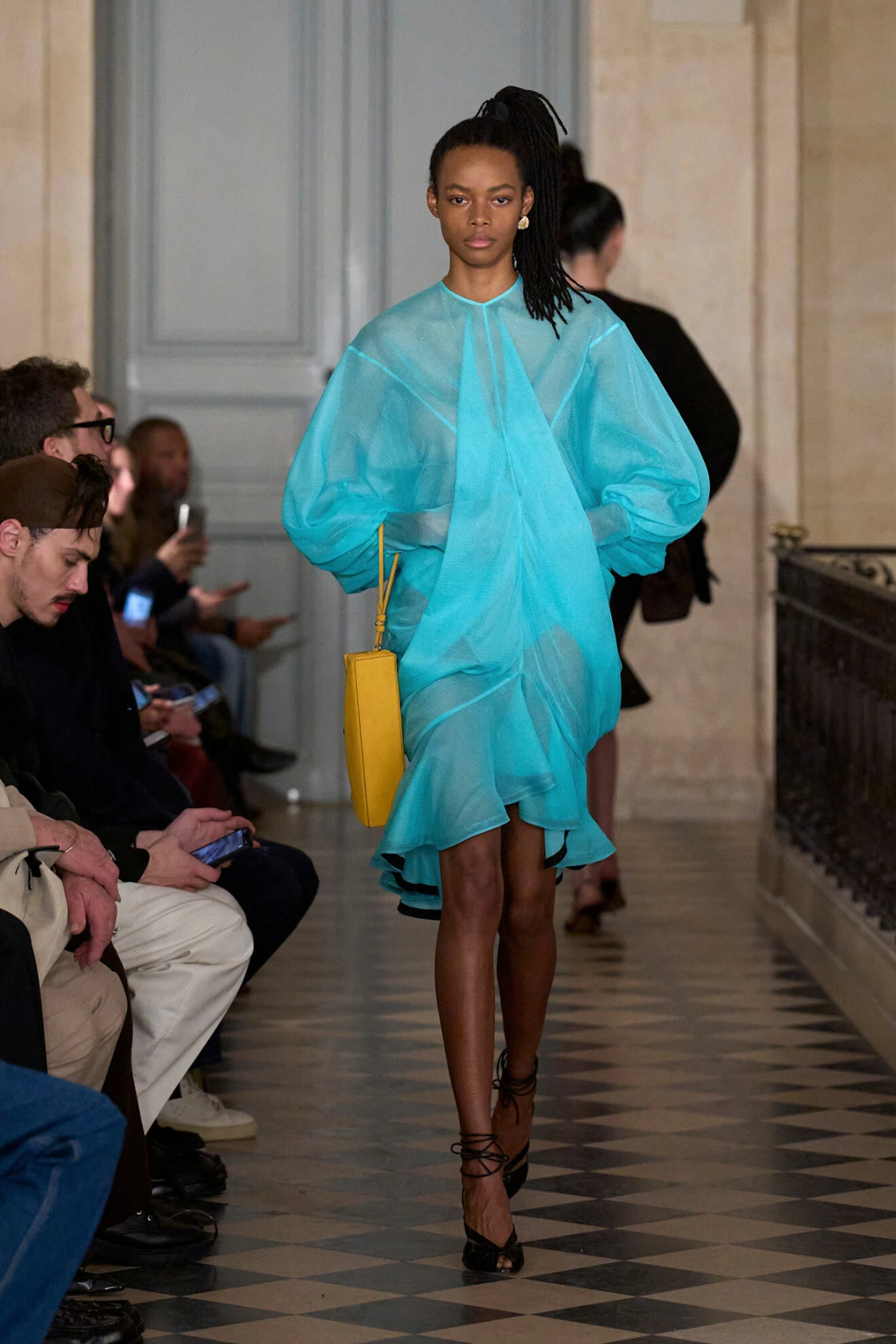 Jacquemus revija za jesen/zimu 2026. odlično spaja vintage estetiku i potpis brenda