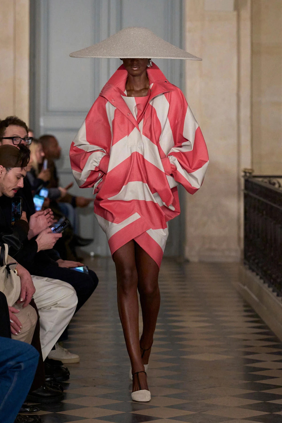 Jacquemus revija za jesen/zimu 2026. odlično spaja vintage estetiku i potpis brenda