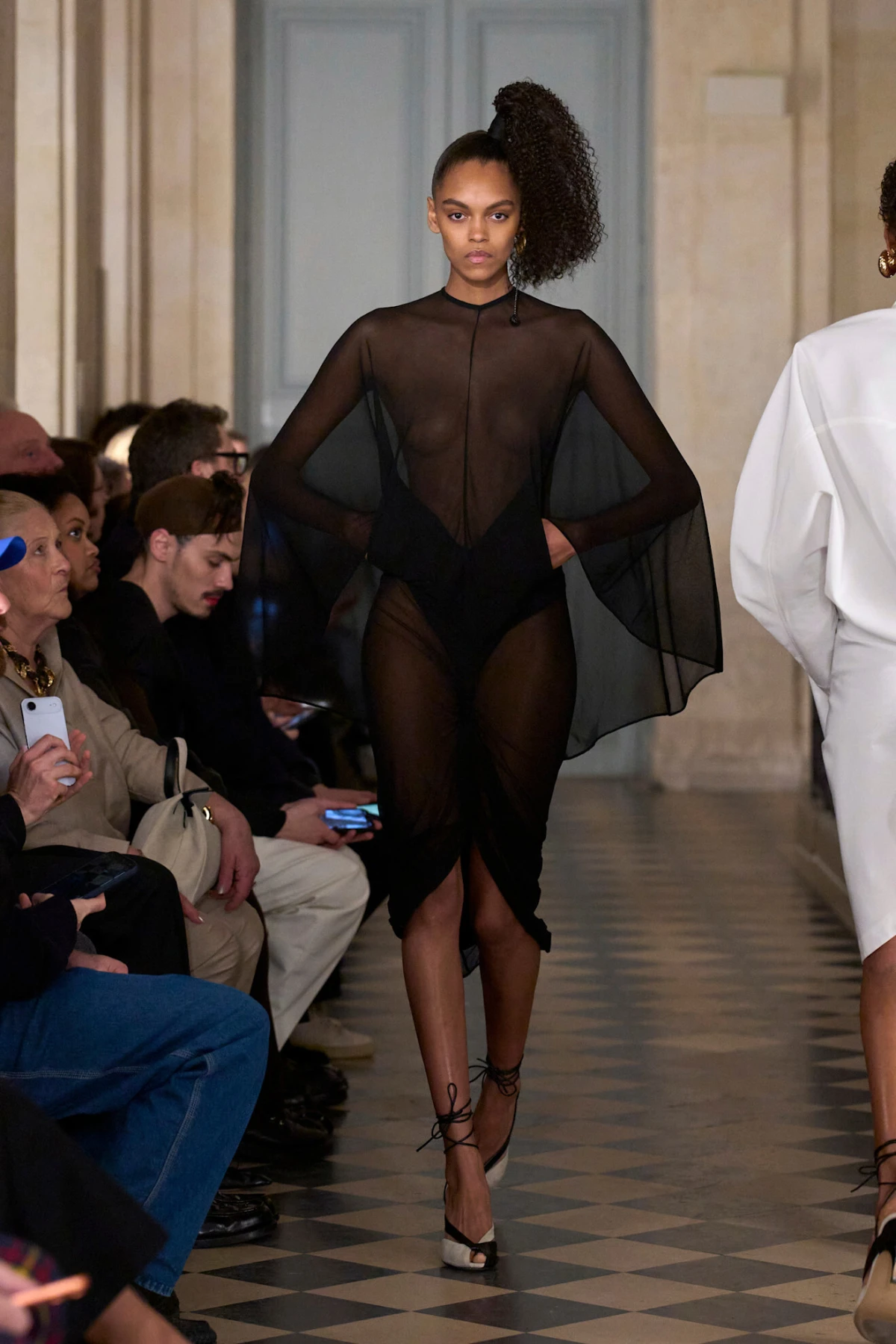 Jacquemus revija za jesen/zimu 2026. odlično spaja vintage estetiku i potpis brenda