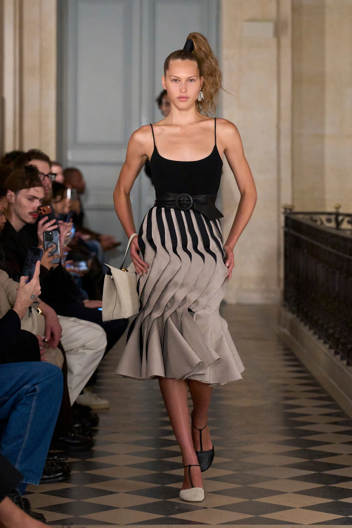 Jacquemus revija za jesen/zimu 2026. odlično spaja vintage estetiku i potpis brenda