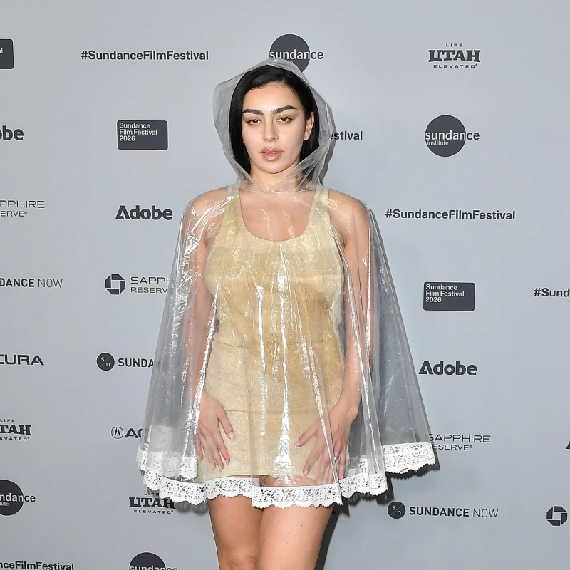 Look dana: Charli XCX u prozirnoj kabanici s romantičnim detaljima čipke