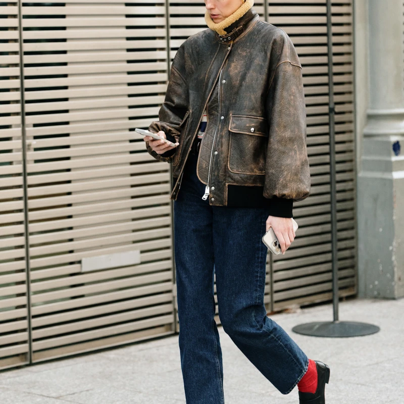 Tamno plave traperice odlična su zamjena za crne modele, a nosimo ih na ovih 6 načina