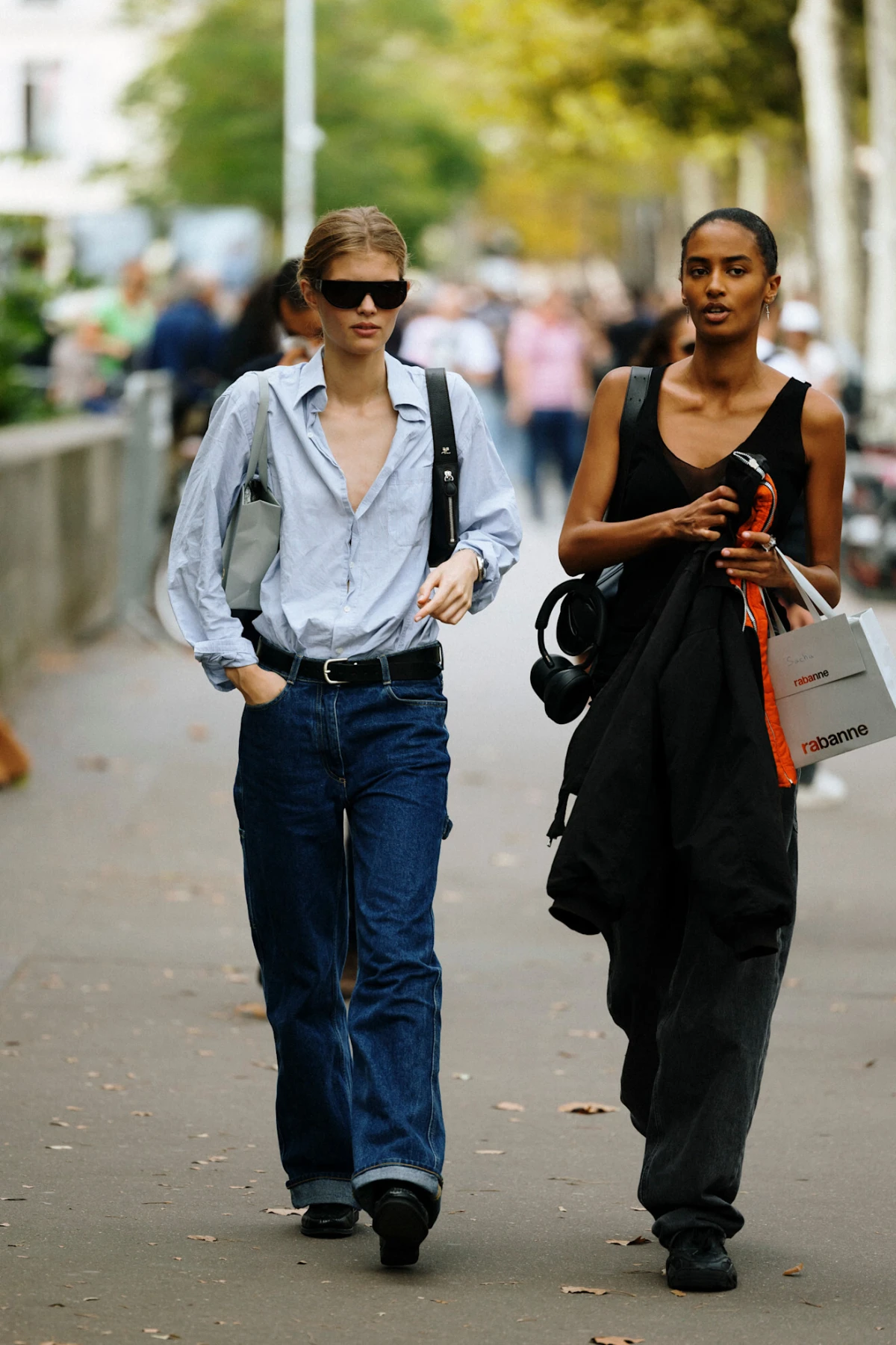 Tamno plave traperice odlična su zamjena za crne modele, a nosimo ih na ovih 6 načina