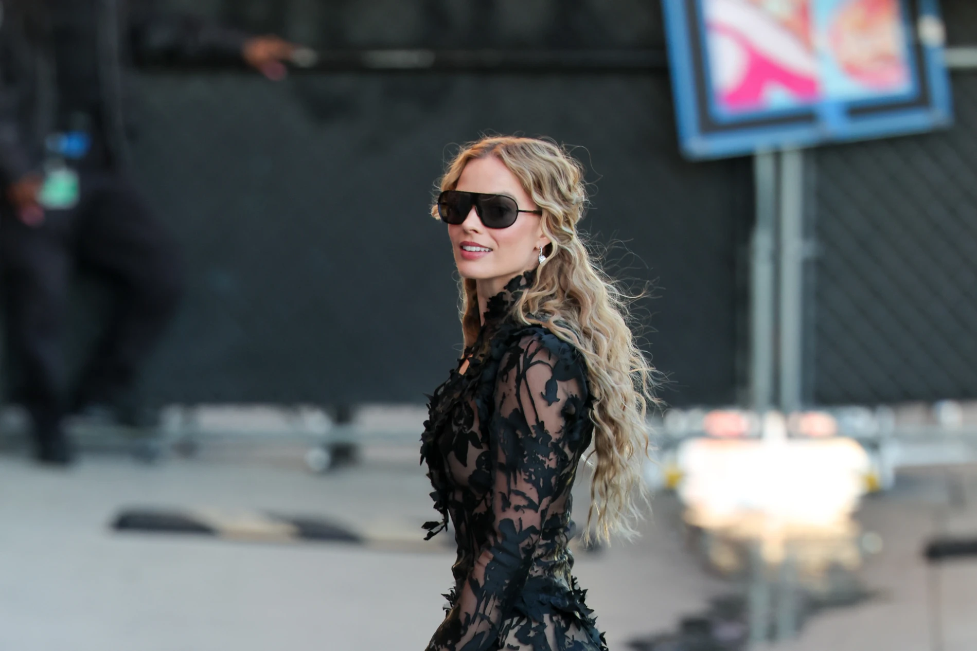 Margot Robbie u gotičkoj McQueen kombinaciji