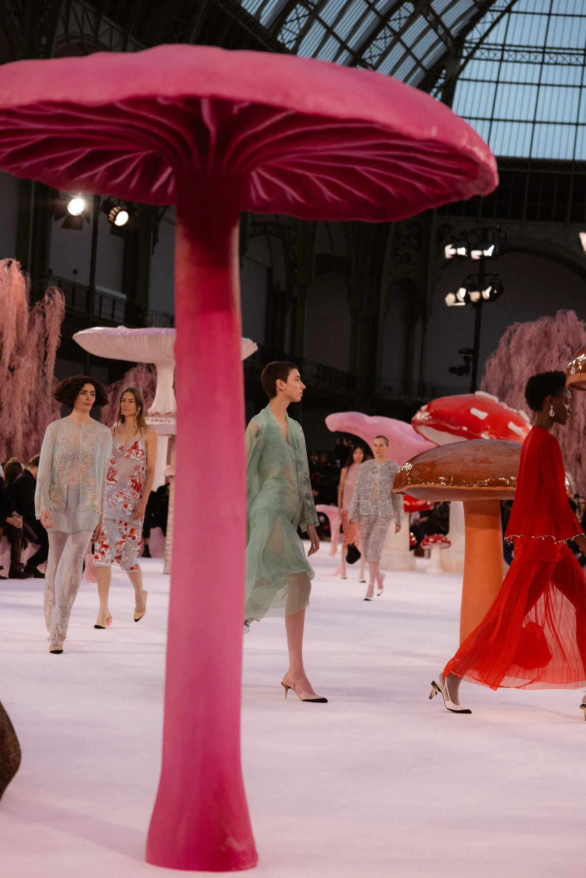 Sve o čarobnoj scenografiji i gljivama na Chanel couture reviji