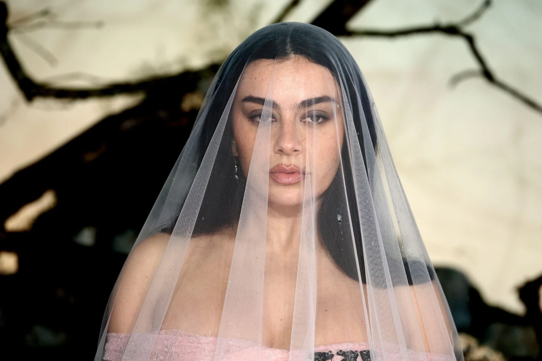 Charli xcx odu&scaron;evila na premijeri Orkanskih visova u Erdem haljini