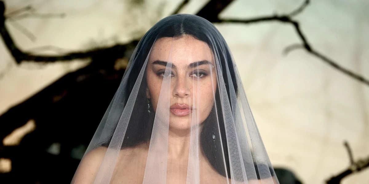 Charli xcx odu&scaron;evila na premijeri Orkanskih visova u Erdem haljini