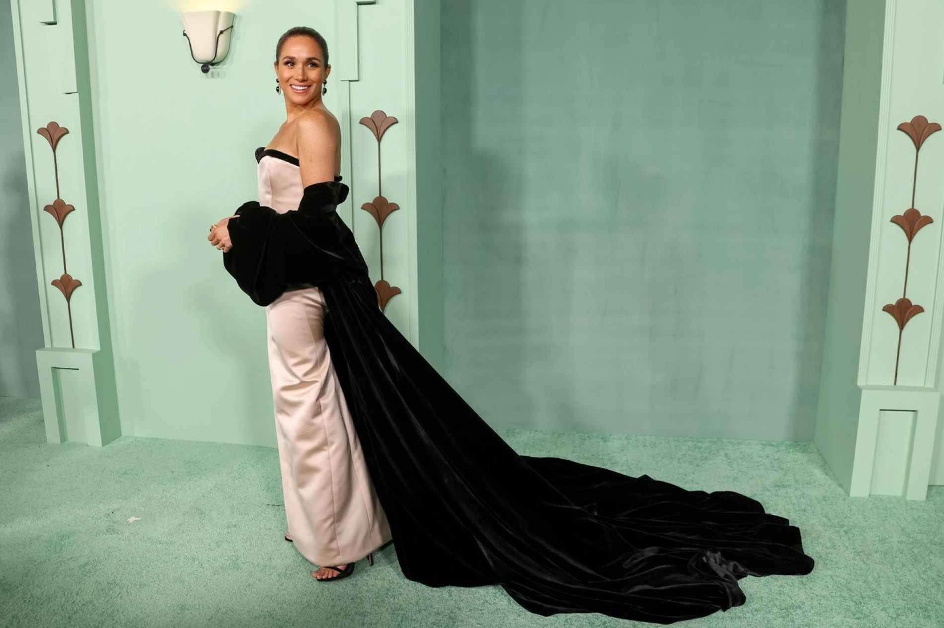 Meghan Markle se nakon dugo vremena pojavila potpuno sama na crvenom tepihu