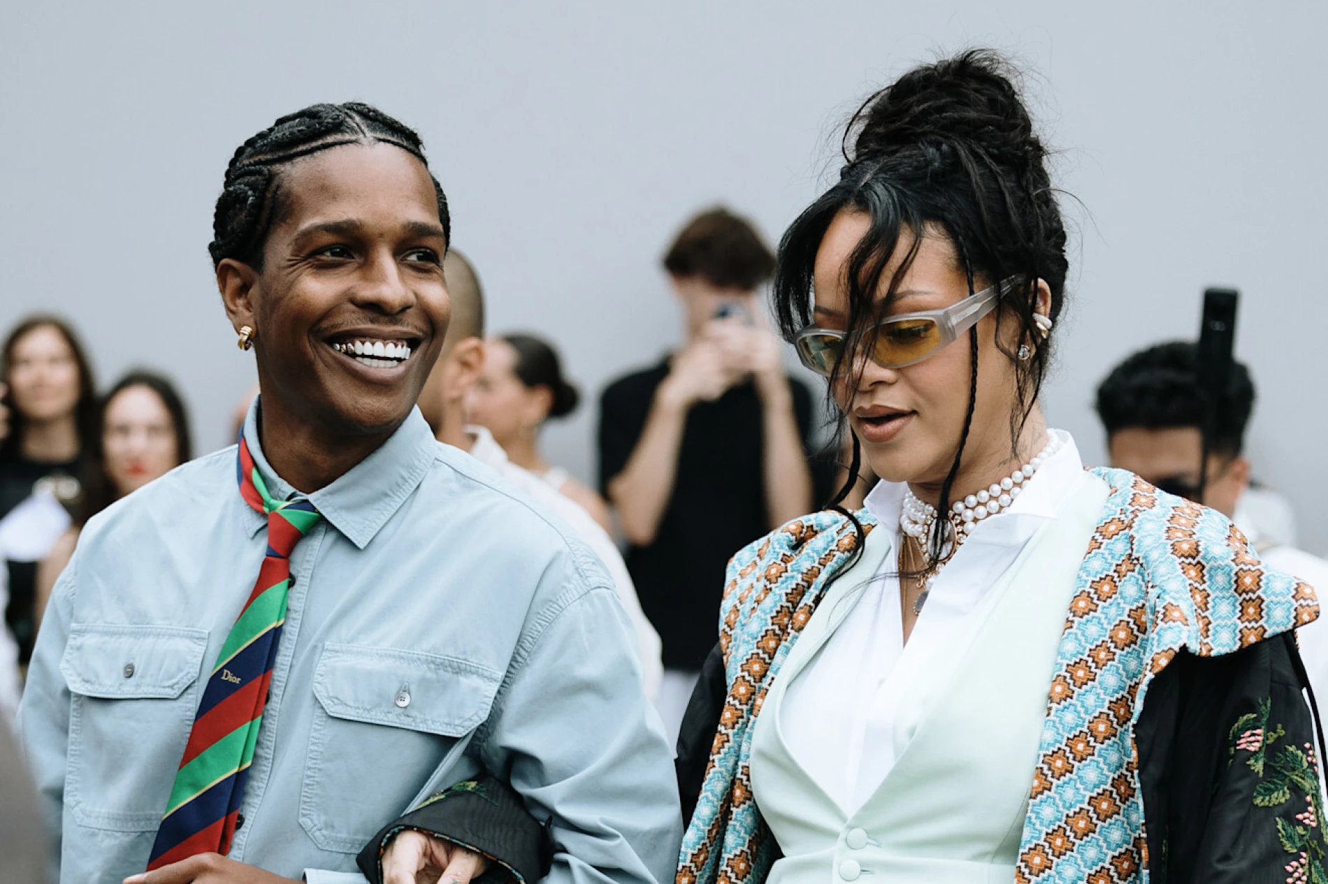 Rihanna se zaručila? Viđena s dijamantnim prstenom na vjenčanom prstu