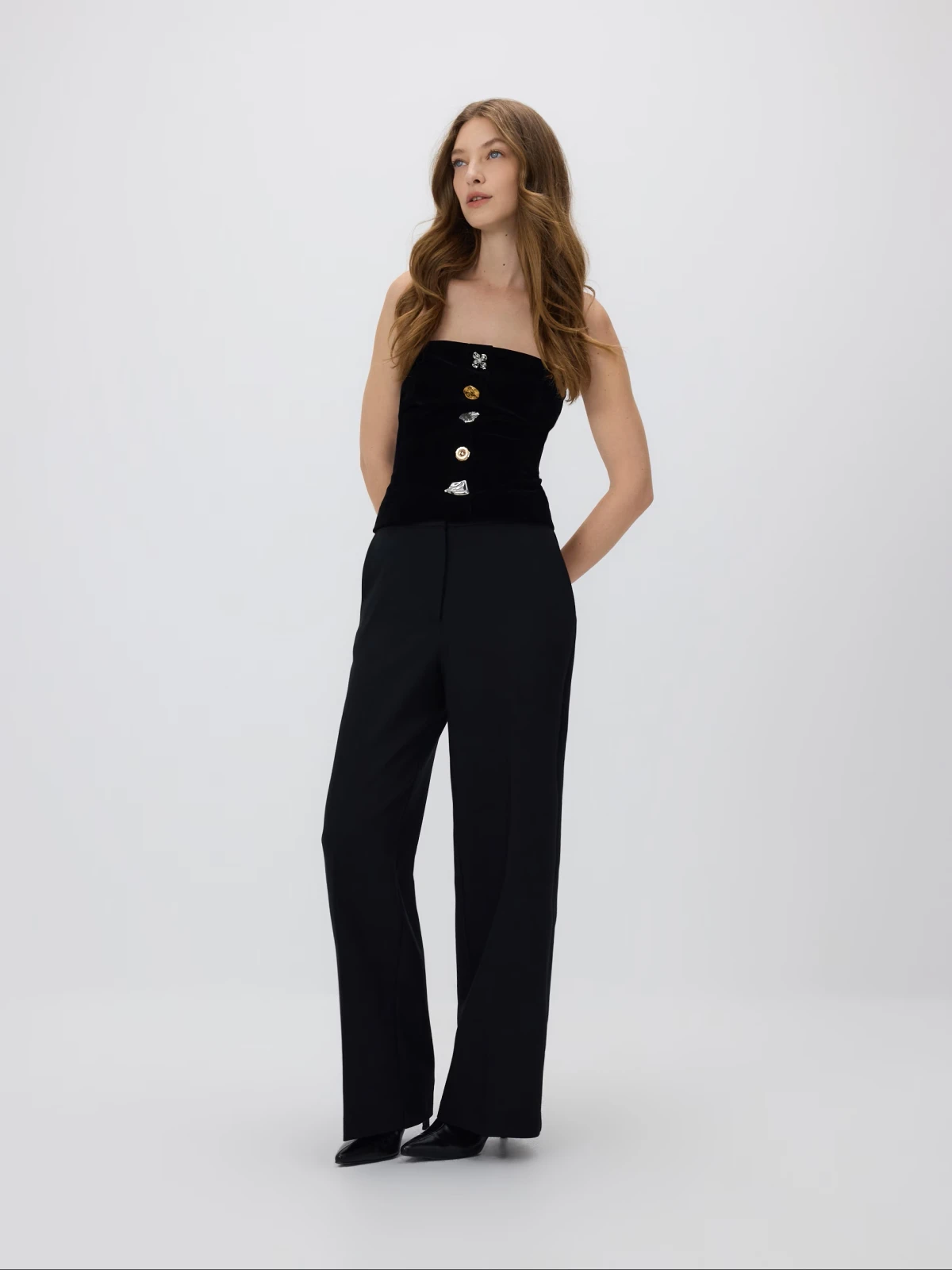 Crni top koji bi bez problema mogao biti na Schiaparelli reviji smo prona&scaron;li na sniženju