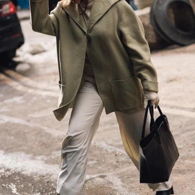 Vrijeme je da bijele traperice probudimo iz zimskog sna i s njima kreiramo stylish outfite