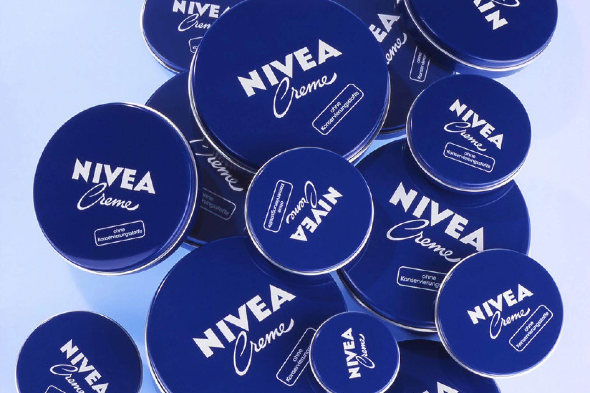 NIVEA slavi stoljeće legendarne plave limenke!