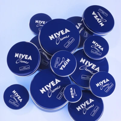 NIVEA slavi stoljeće legendarne plave limenke!