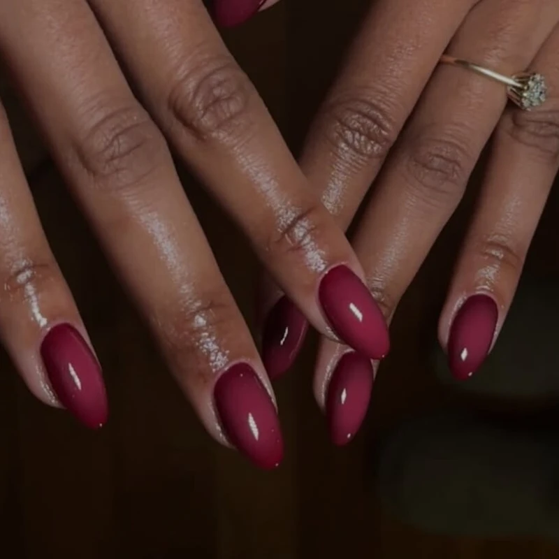 Aura nails: Trend manikure koji spaja energiju, boju i osobni stil