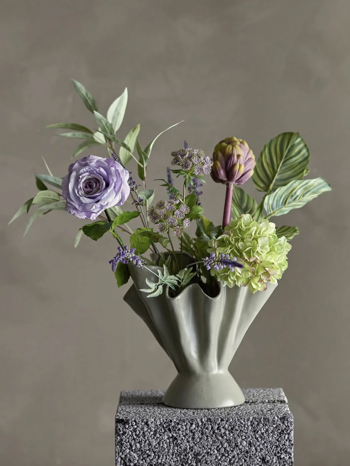 Umjetno realistično cvijeće je hit ove sezone - prona&scaron;li smo najbolje uz koje proljeće traje cijelu godinu