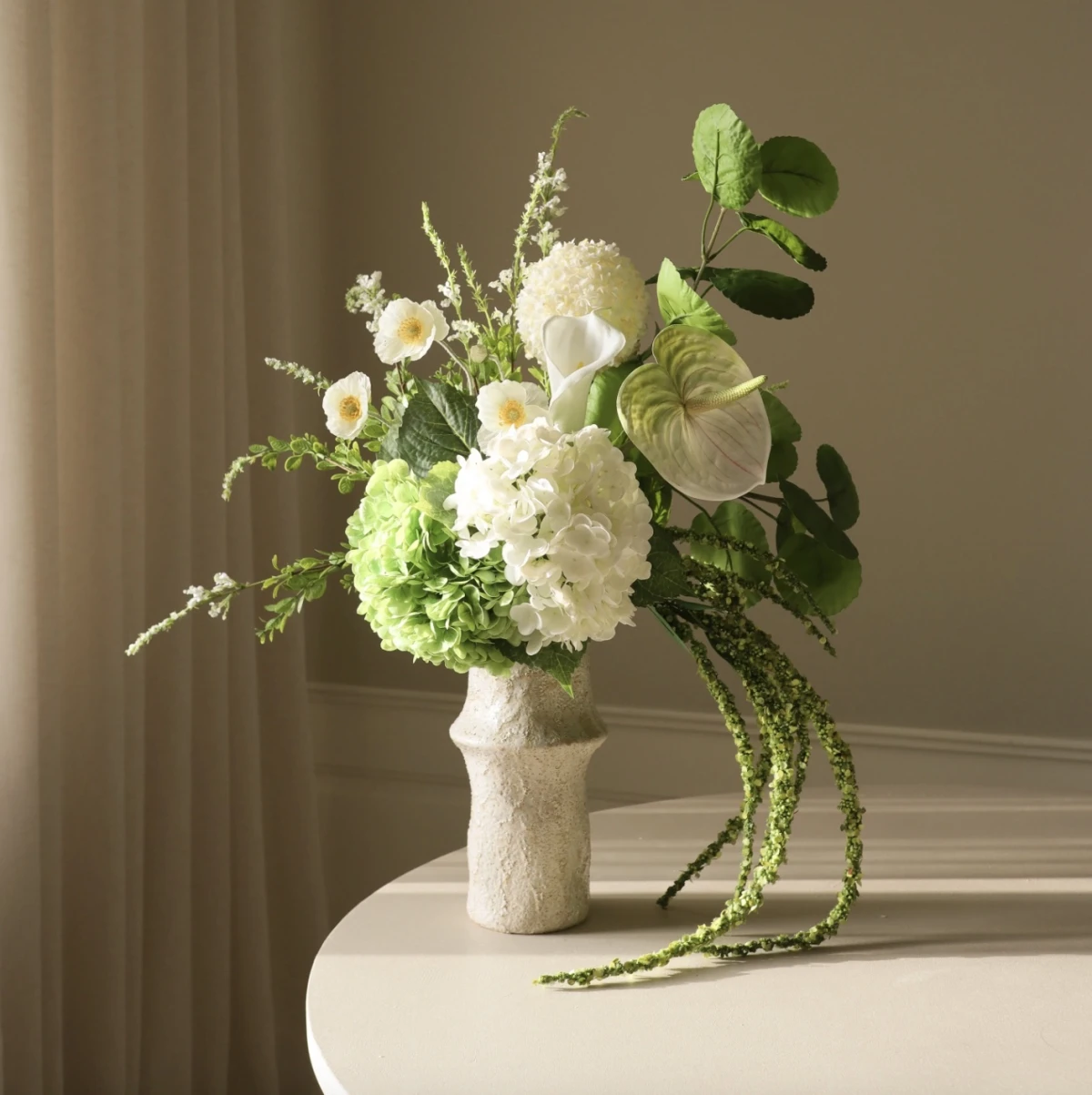 Umjetno realistično cvijeće je hit ove sezone - prona&scaron;li smo najbolje uz koje proljeće traje cijelu godinu