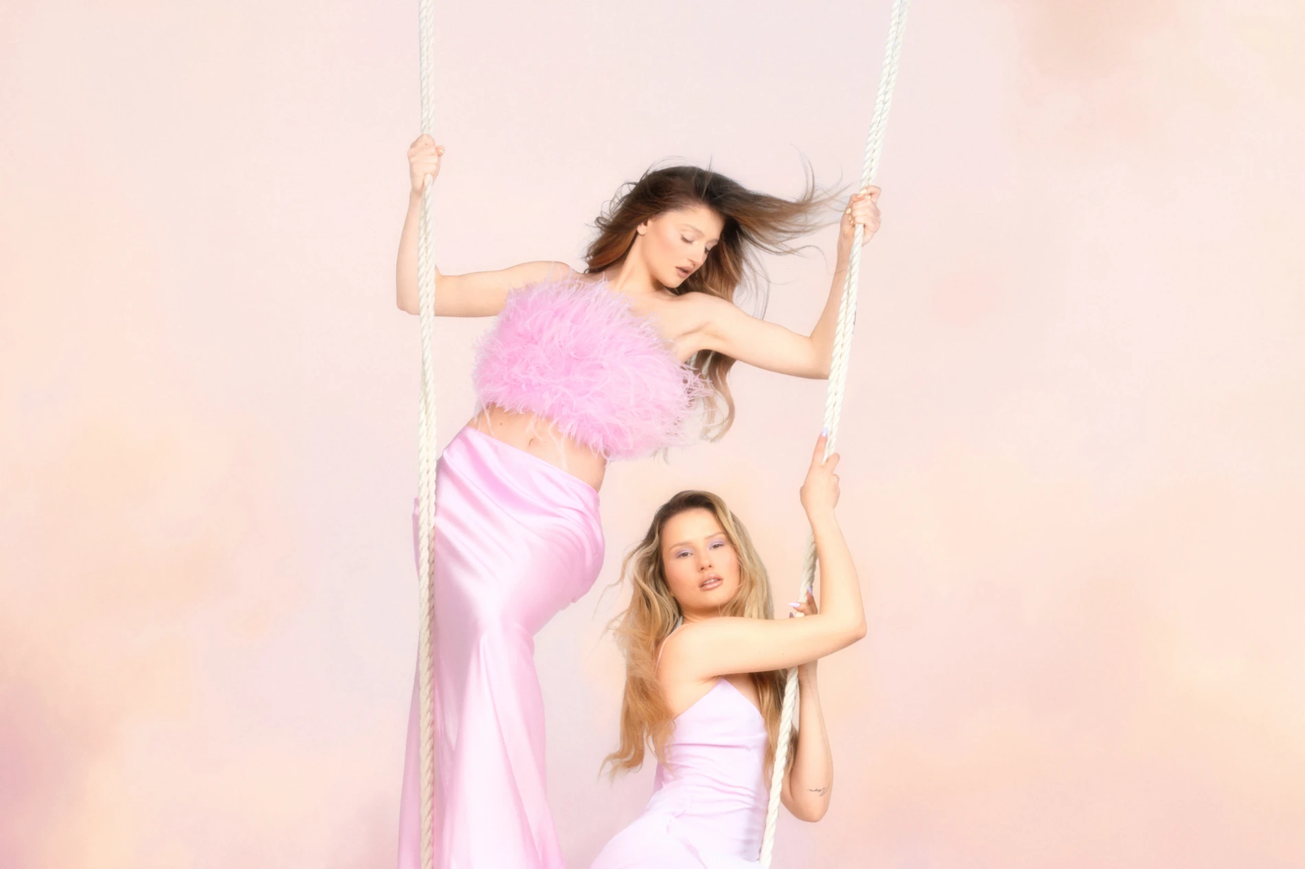 Ovog proljeća na noktima nosimo minimalizam, a ova kolekcija trajnih lakova je najbolji izbor