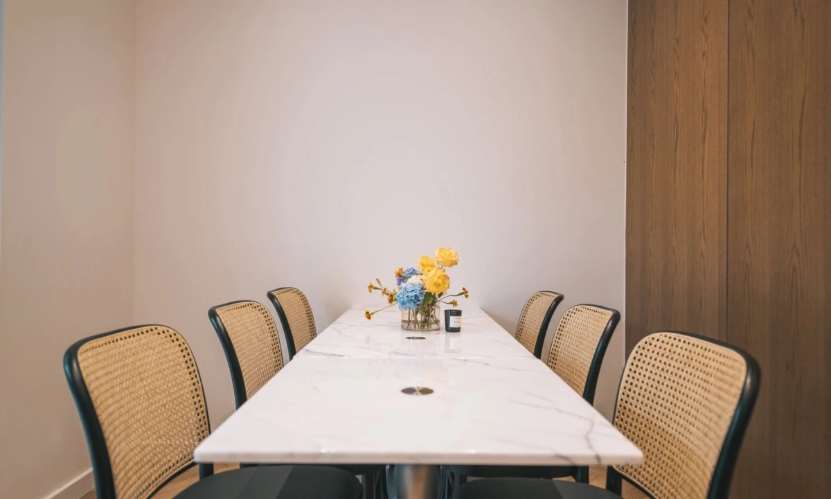 Zbogom sterilnim interijerima: Vraćaju se drvo, ratan i prirodna toplina